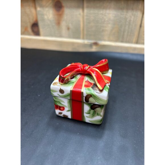 Tiffany & Co Holiday Trinket Box 2"x2" Ceramic With Red Bow & Fruit Design - Picture 1 of 11